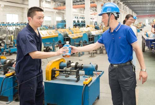 江蘇星火特鋼領(lǐng)導班子慰問生產(chǎn)一線員工