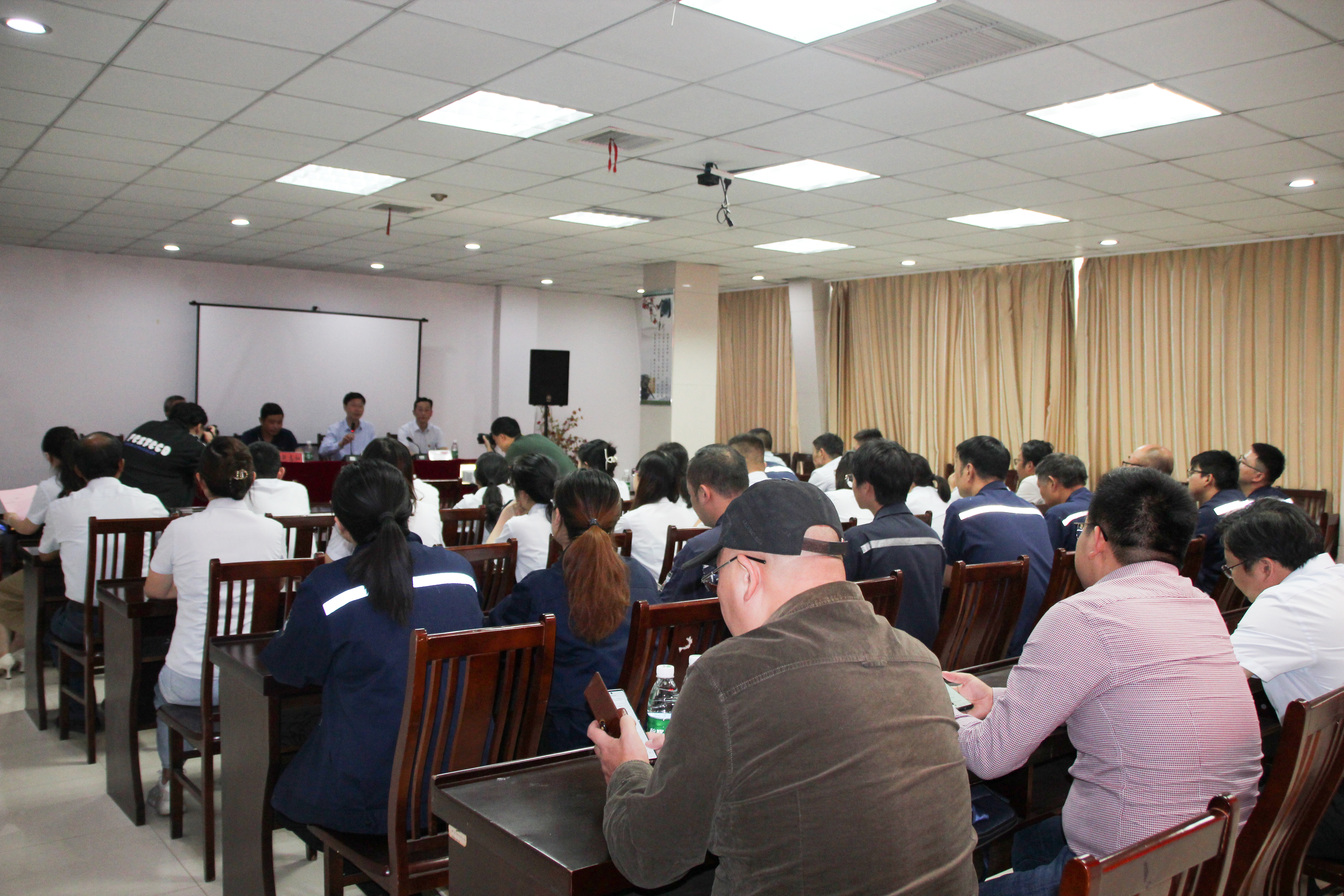 戴南鎮(zhèn)“思政教師進企業(yè)，學習黨史鑄匠魂”宣講活動走進星火特鋼集團